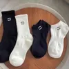 Calcetines de diseñador para hombres y mujeres Cuatro pares de elegantes calcetines deportivos con estampado de letras bordados de algodón puro transpirables
