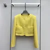 2023秋の黄色の固体チェーンツイードジャケット長い袖の丸い首のダブルポケットシングルブレストジャケットコートショートアウトウェアZ3S019550