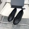 Luksusowe designerskie damskie sandały sandały cielęcy skórzane buty płaski dolny okrągłe głowica kolor kontrastowy klapki grube pięta płytkie kapcie ustne