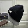 Beanie Tasarımcı Beanie Bonnet Şapka Kova Şapka Kış Kış Şapkası Şapka Bahar Kafatası Kapakları Kış UNISEX KAZMER MEKTUPLARIN KAYNAK DIŞ GİDERİ TAKIMI