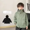 Куртки 2023, модная детская одежда, уличная одежда с капюшоном для мальчиков, длинное стильное пальто в Корейском стиле, повседневная осенне-весенняя куртка, ветровка G23 230904