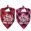 Hundkläder Big Sister Brother Dog Bandana Buffalo Plaid Triangle Dog Scarf Graviditet tillkännagivande Bandana för små medelstora stora hundar husdjur x0904