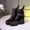Alexander McQueen Mcqueens mqueen Cor sólida spazzolato bezerro de couro rendas-up botas de borracha sola de plataforma à prova d'água alta mulheres sapato Wander Boots