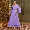 Vêtements ethniques Mousseline de soie Abaya Femmes Musulmanes Élégantes Col V Violet Robe de broderie avec ceinture Islamique Arabe Solide Kaftan Dubai Lady Robe