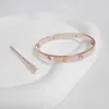 Designer Bijoux de luxe Femmes 18K Bracelet en or rose Femme Tournevis Incolore Plein Diamant Un Clou Couple Titane Acier Lot Mixte avec logo et boîte