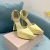 2023 Mach Blanc Satin Plate-forme Pompes Talons épais Cheville Chaussures de soirée Bout pointu Femmes Talons Designers de luxe Bride à la cheville Chaussure habillée CHAUSSURES DE MARIÉE