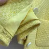 2023秋の黄色の固体チェーンツイードジャケット長い袖の丸い首のダブルポケットシングルブレストジャケットコートショートアウトウェアZ3S019550