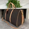 Högkvalitativa klassiska designers mode duffel väskor lyxiga män resväskor läder handväska stor kapacitet håll i bagage över natten veckor väska med lås