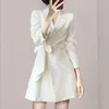 Damenanzüge, koreanische Mode, Damen-Blazer, Mäntel, weißes Kleid, Herbst, Schnürung, schlanke, gekerbte lange Blazer, Minikleider für Damenjacken