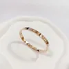 Designer lyxiga smycken kvinnor 18k rosguld armband kvinnlig färglös full diamant en nagelpar titan stål blandad sats med logotyp och låda