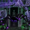 Objets décoratifs Figurines 125 cm Araignée géante effrayante noire avec LED violette Terreur en peluche Web Accessoires de décoration hantée Intérieur Extérieur Fête Pelouse Décor 230901