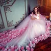Sagan blommig bollklänning bröllopsklänningar med 3D-handgjorda blommor glamorös off axel snörning bröllopsklänningar billiga tyll bri219s