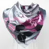 Pendants halsdukar 2020 elegent kvinnor stor fyrkantig silkescarf tryckt 90*90 cm modefjäder och höstgrå och lila polyester silkescarf sjal x0904