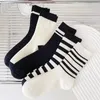 Femmes chaussettes 5 paires Lot équipage Tube rayure mode noir blanc ample longue mignon chaussette moyen décontracté respirant printemps automne