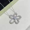 Collier de pendentif vintage cuivre Full Crystal Hollow Five Leaf Clover Charme de fleur Chaîne de chaîne courte pour femmes bijoux avec cadeau de fête en boîte