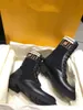 Ss23 Série gráfica de novas botas tecido de couro preto F brocado antigo com acessórios de metal dourado furos e zíper Tamanho 35-42