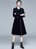 Kadın trençkotları kış pist tasarımcısı kadınlar vintage çentikli yakalı sarmal siyah kadife maxi palto kalın sıcak cep uzun ceket dış giyim 230904