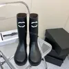 Manga de borracha da moda usando botas de cano alto para mulheres pretas, brancas, roxas, verdes