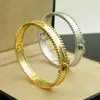 Ny designad T -bokstav överdrivna oregelbundna öppningsarmband Metall Slät breda armband Designer smycken T70 miljarder