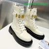 Laarzen Martin Boot Laarzen Designer Wintermode Nieuwste luxe Gouden metalen gesp Decoratie Damesschoenen Koeienhuid Lage hak Veters Ronde tenen 03