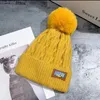 Gorro de punto con pompón de invierno para mujer feliz, bonito gorro con línea torcida, gorro liso cálido