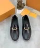 Mocasines skor aa våren hösten män hockenheim äkta läder loafers skor lyxdesigner casual loafers svart gyllene storlek 38-45