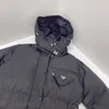 Designer di giacche da donna 23 Autunno/Inverno Nuova borsa triangolare in nylon rigenerato Cappotto in cotone di media lunghezza Decorazione tascabile 3D Moda SNKC