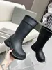 Designer sapatos mulheres botas de chuva joelho botas altas paris boot longo arco eva plataforma de borracha botas de chuva marrom verde brilhante rosa preto luxo tênis EU35-42