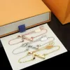 Europe America Fashion New Style smycken set damkvinnor graverade v initialer volt hänge halsband armband set hlvs18