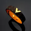 Полый V-образный квадратный кожаный браслет с двойным персиковым сердцем Игральные карты Пики и сердца Кожаные браслеты с красочным узором Дизайнерские украшения