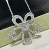 Collier de pendentif vintage cuivre Full Crystal Hollow Five Leaf Clover Charme de fleur Chaîne de chaîne courte pour femmes bijoux avec cadeau de fête en boîte