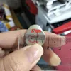 Anneaux de mariage Kustom Terukir 17Mm Bulat Atas Cincin Terukir Chevalière Cincin Personalisasi Ukiran Huruf Cincin Mode Pria Tembaga Perhiasan 230904