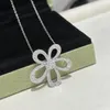 Collier de pendentif vintage cuivre Full Crystal Hollow Five Leaf Clover Charme de fleur Chaîne de chaîne courte pour femmes bijoux avec cadeau de fête en boîte