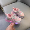 Сапоги Sepatu anak perempuan lampu LED baru sepatu putri bayi sol lembut bersinar olahraga kasual 230905