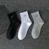 chaussette designer chaussette homme designer 5 pack chaussettes anti-transpiration chaussettes de sport pour hommes chaussettes respirantes en coton doux pour femmes bateau gratuit corbeau blanc femme essorage ajustement desinger