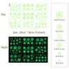 Juldekorationer 93 datorer Snöflakefönster klamrar dekaler glöd i de mörka klistermärkena olika storlekar för Glass Winter 230905