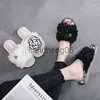 Chinelos Maogu Preto Branco Fur Slides Mules Sapatos Mulher Camélia Flor Chinelos 2023 Mulheres Luxo Pérola Beads Letra Pingente Flip Flops X0905