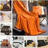 Coperte di design con lettera più recente Copridivano per la casa Copripiumino in flanella Coperta calda per quattro stagioni Coperta in pile morbido peluche sfocato per divano LFashion Halloween Decor