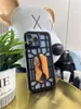 Luxuriöse, ausgehöhlte Vogue-Handyhülle für iPhone 14, 13, 12, 11 Pro Max, stilvoll, schlank, vollständig schützend, weicher Stoßfänger, geometrischer Druck, Lederrückseite mit Make-up-Spiegel