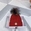 كبسولات عالية النسخة الفاخرة متماسكة مصمم الأحرف الأولى M للنساء الرجال مطابقة Fox Hairball Beanie الخريف/الشتاء الدافئة للرياح للرياح E