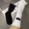 Meias Hosiery Designer 2023 Outono Novas Mulheres com Letras Bordadas Ocidentais, Adesivo de Fita Preta, Meias de Comprimento Médio, Tendência de Design Personalizado IPJL