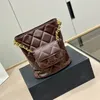 Mochila feminina de luxo de alta qualidade com balde de luxo com corrente de metal Mochila 2 em 1 pode ser carregada em um ombro, tamanho pequeno requintado 18 cm