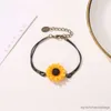 Charm Armband Ny Cute Daisy Armband för kvinnor Vintage Flowers Justerbar lädersladdarmband Good Friends Friendship Jewely Gift R230905