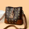 Axelväskor pvc kvinnor handväskor kvinnlig fritid hink väska mode purses vintage bolsas stor kapacitet tote väska