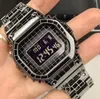 2023 Orologio sportivo digitale al quarzo da uomo Display a luce fredda a LED Ora mondiale Pulsante a farfalla Quadrante quadrato in lega Serie in rovere Orologio Iced Out impermeabile