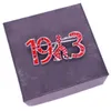 Spille Spille Design personalizzato Lega di metallo Bianco Rosso Cristallo Lettere greche Simbolo Cappello Fraternità 1913 Spilla per gruppi Consegna a goccia Ebreo Ote7K