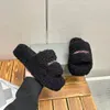 Slipper Senaste poolkudde komfort mulor kvinnor mode tofflor damer sommar livliga sandaler puffy stil klassiska glider lyxbrev tryckt platfor