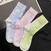 Chaussettes de créateurs 2023 Nouvelle bonneterie pour femmes à la mode en poudre d'argent Graffiti Medium Tube Sock fait à la main coloré personnalisé tendance YV09