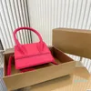 Bolsa de ombro da moda Bolsa de corpo cruzado Logotipo de metal dourado e alça reforçada com hardware Preto rosa branco