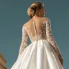 Kvinnor A Line Satin Wedding Dresses Sheer Neck Long Sleeve Brudklänning med Belt Lace Applicies Outdoor Robe de Novia